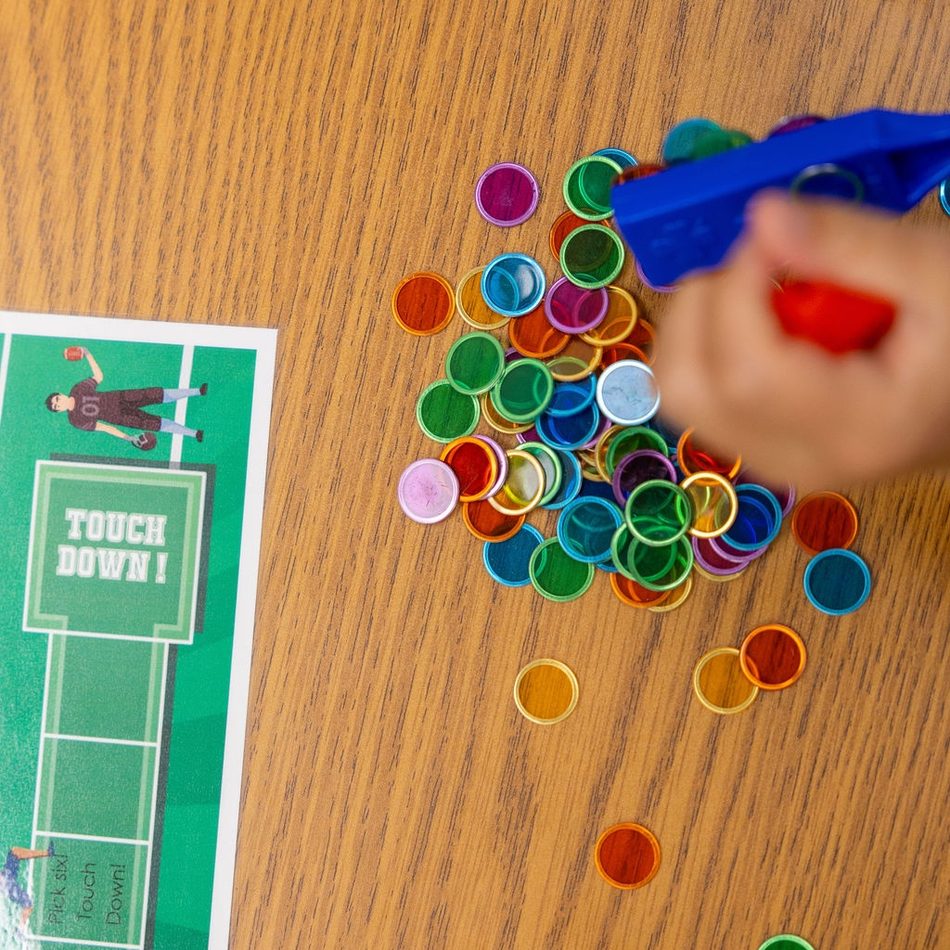 A child uses coloured counters to map the sounds in a word